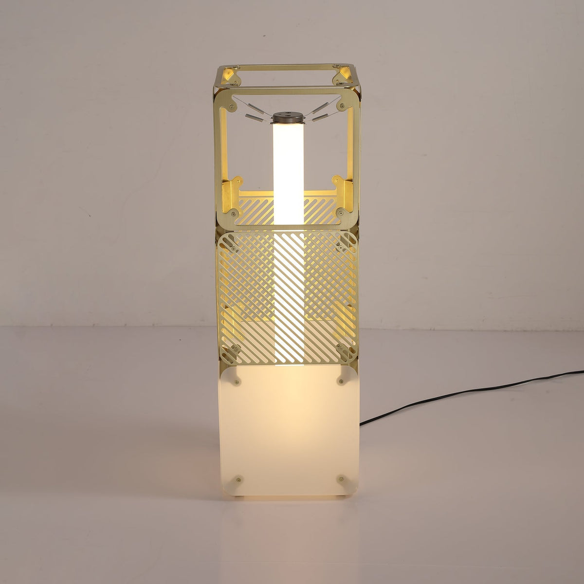 LuxeGrid Industrielle Messing-Stehleuchte