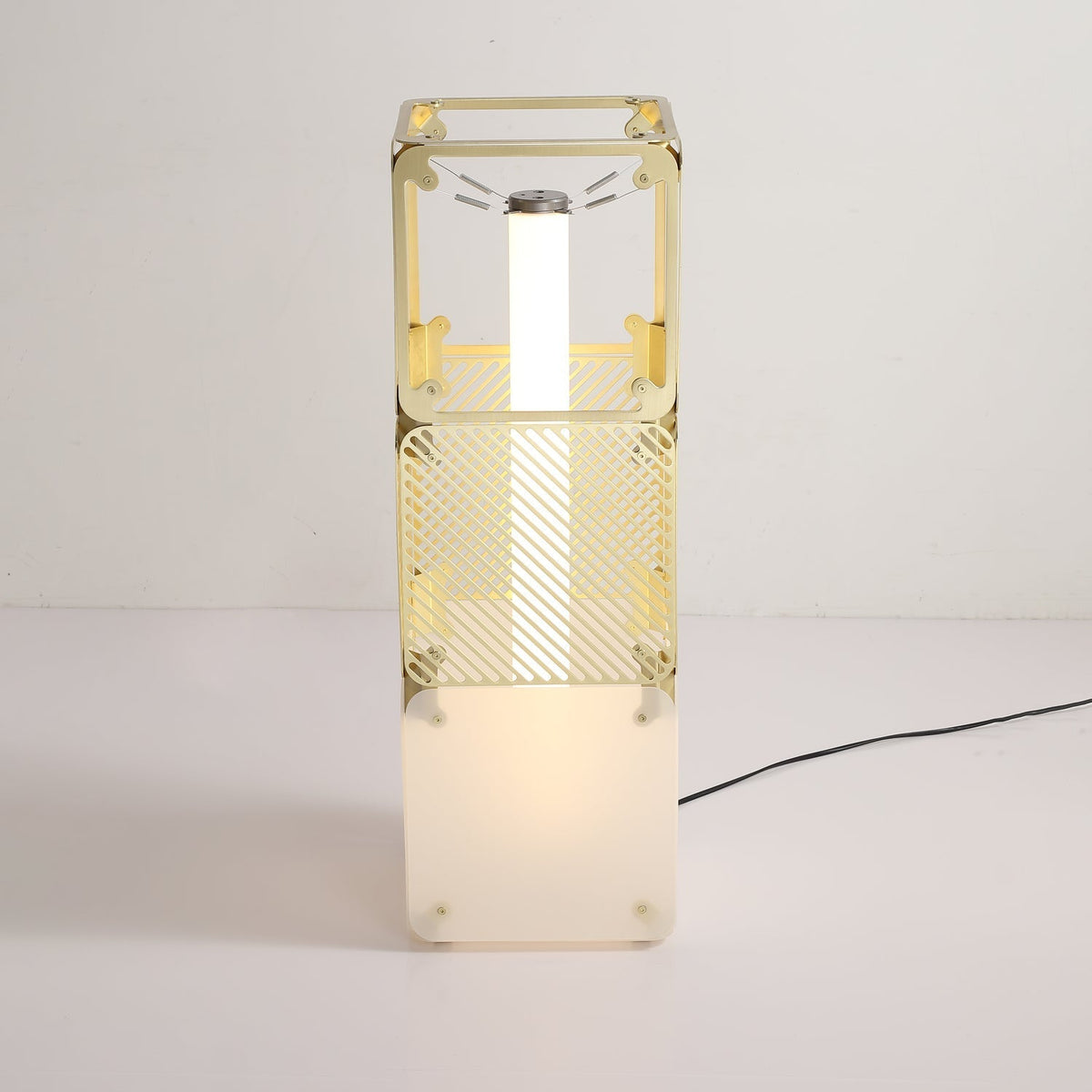 LuxeGrid Industrielle Messing-Stehleuchte