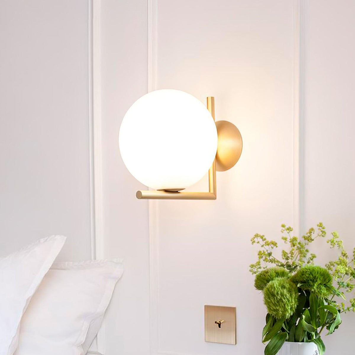 Joanna zeitgenössische minimalistische Opal-geblasene-Glas-Wandleuchte