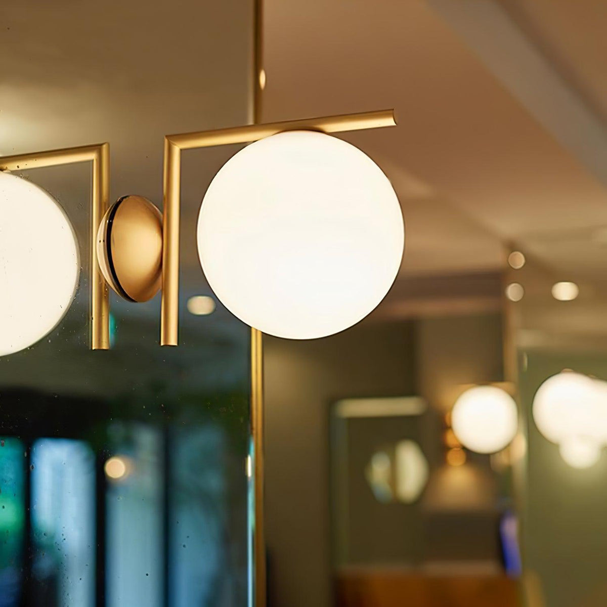 Joanna zeitgenössische minimalistische Opal-geblasene-Glas-Wandleuchte