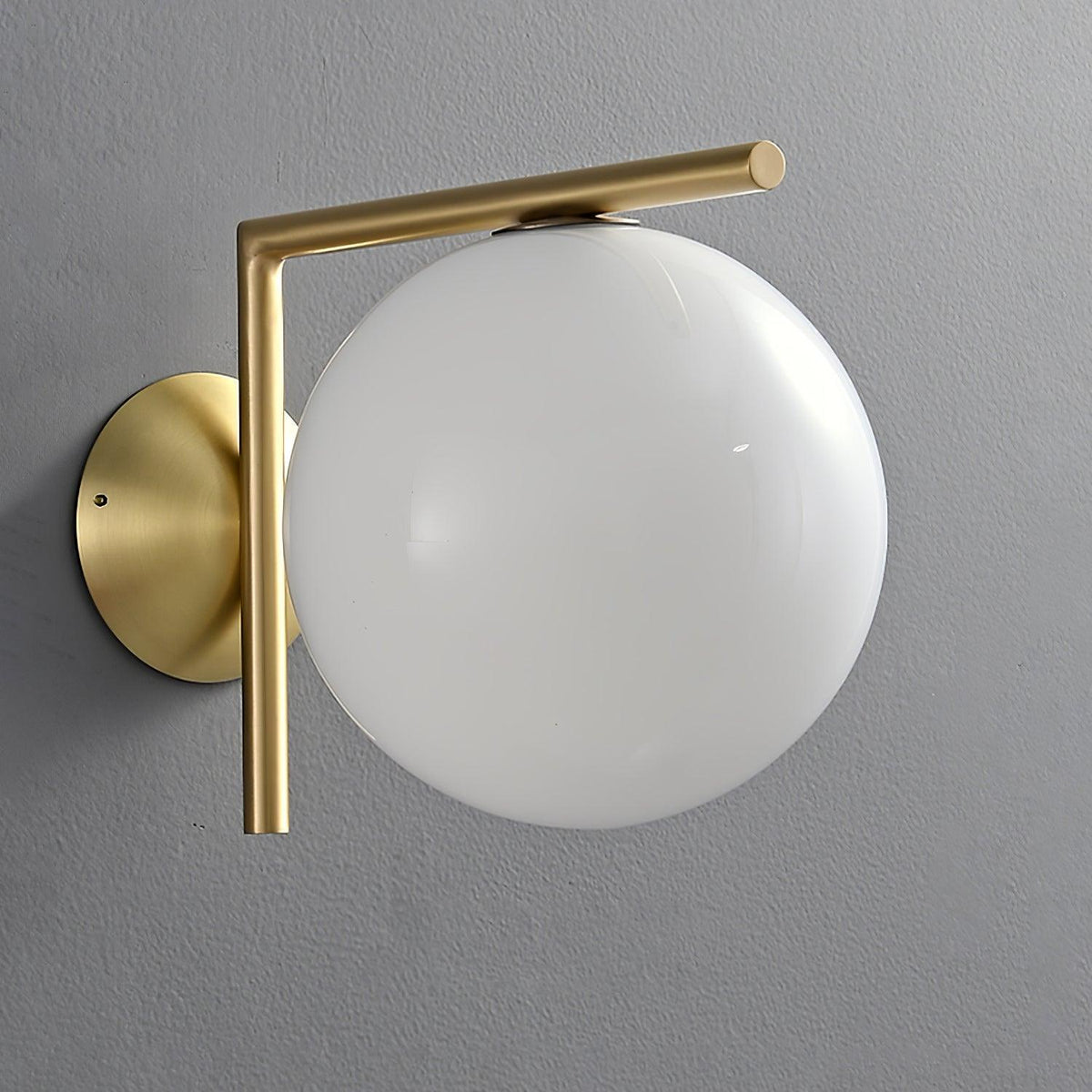 Joanna zeitgenössische minimalistische Opal-geblasene-Glas-Wandleuchte