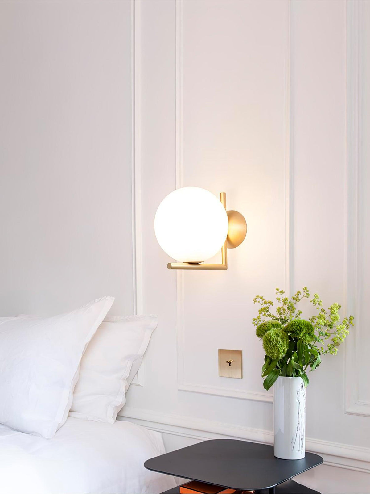 Joanna zeitgenössische minimalistische Opal-geblasene-Glas-Wandleuchte