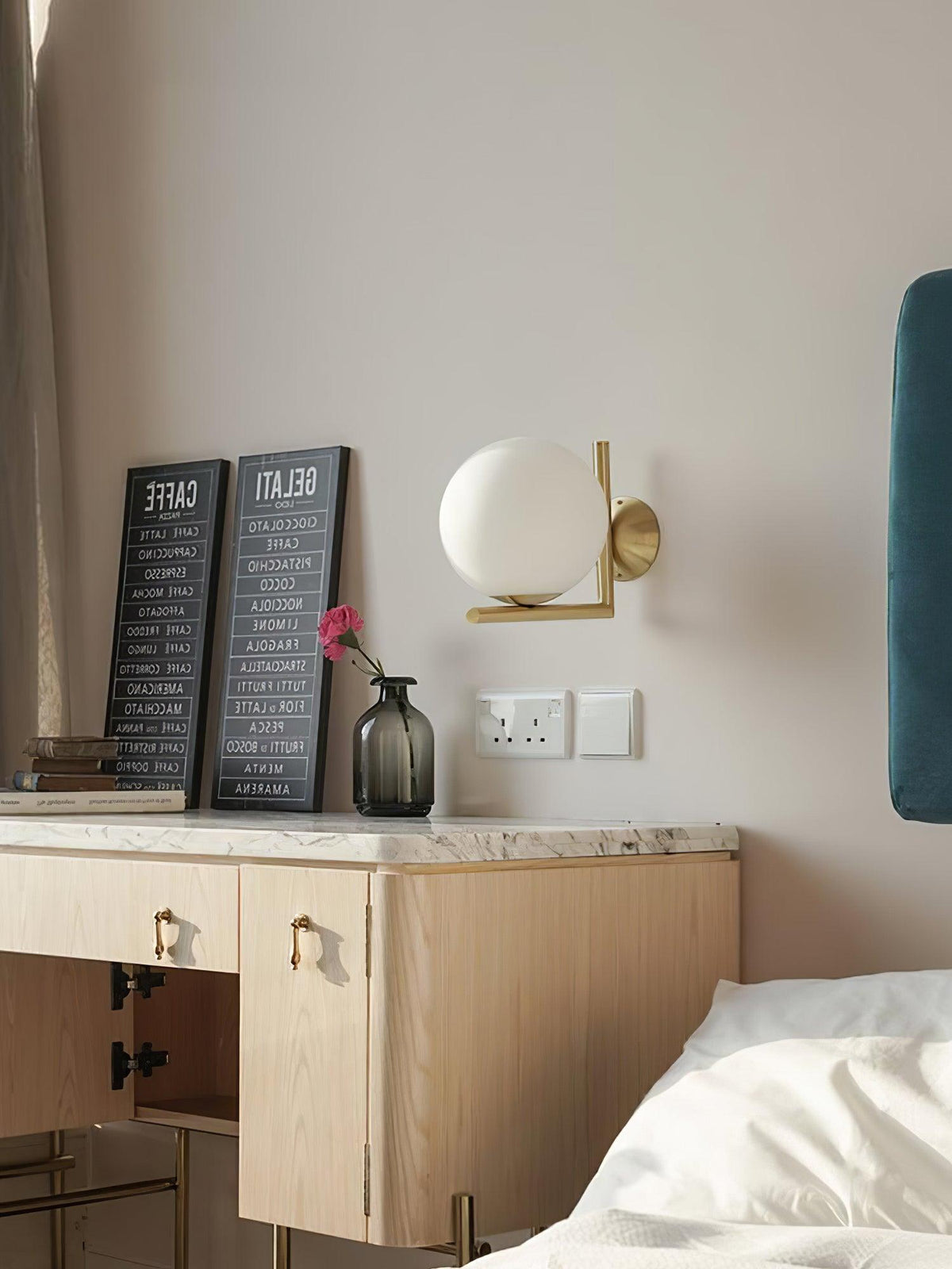 Joanna zeitgenössische minimalistische Opal-geblasene-Glas-Wandleuchte