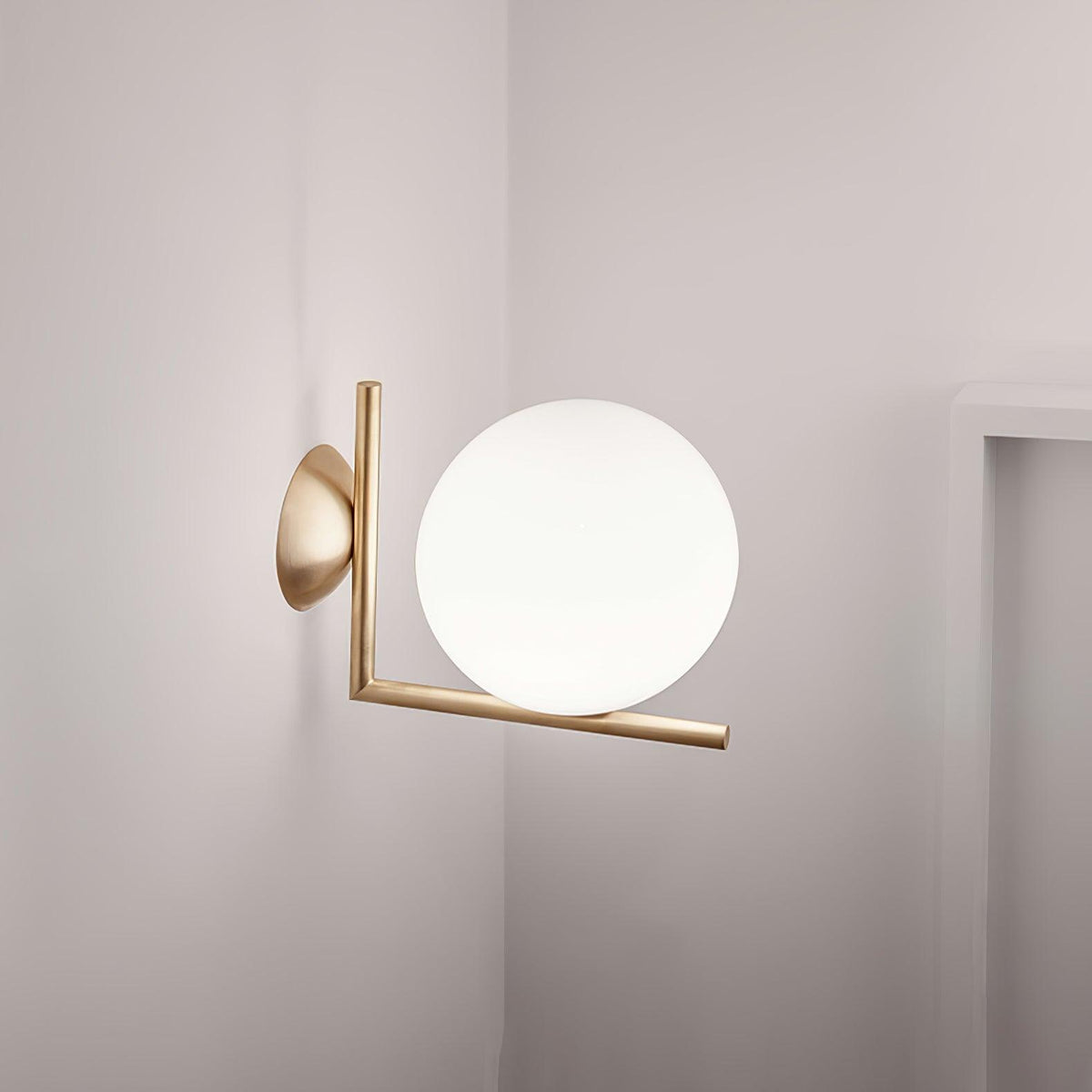 Joanna zeitgenössische minimalistische Opal-geblasene-Glas-Wandleuchte