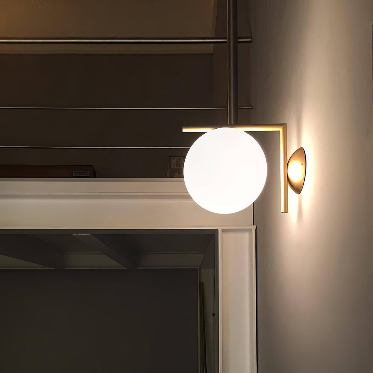 Joanna zeitgenössische minimalistische Opal-geblasene-Glas-Wandleuchte
