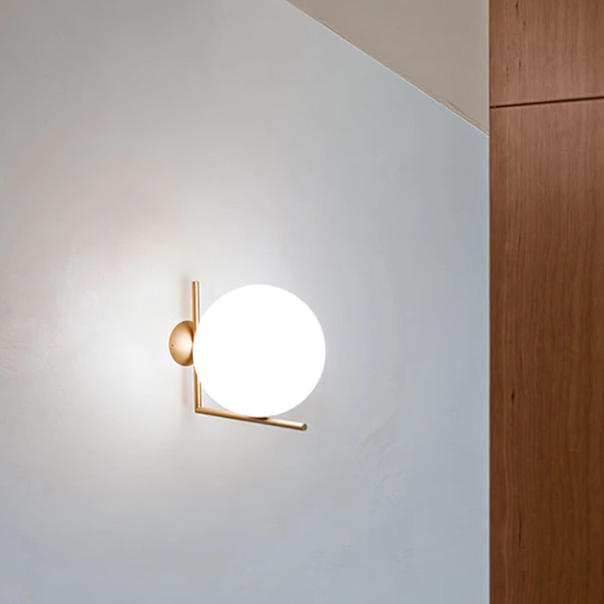 Joanna zeitgenössische minimalistische Opal-geblasene-Glas-Wandleuchte