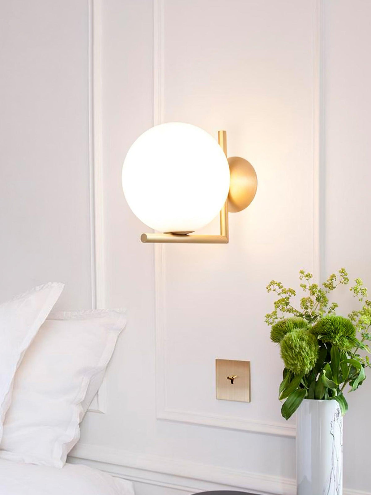 Joanna zeitgenössische minimalistische Opal-geblasene-Glas-Wandleuchte