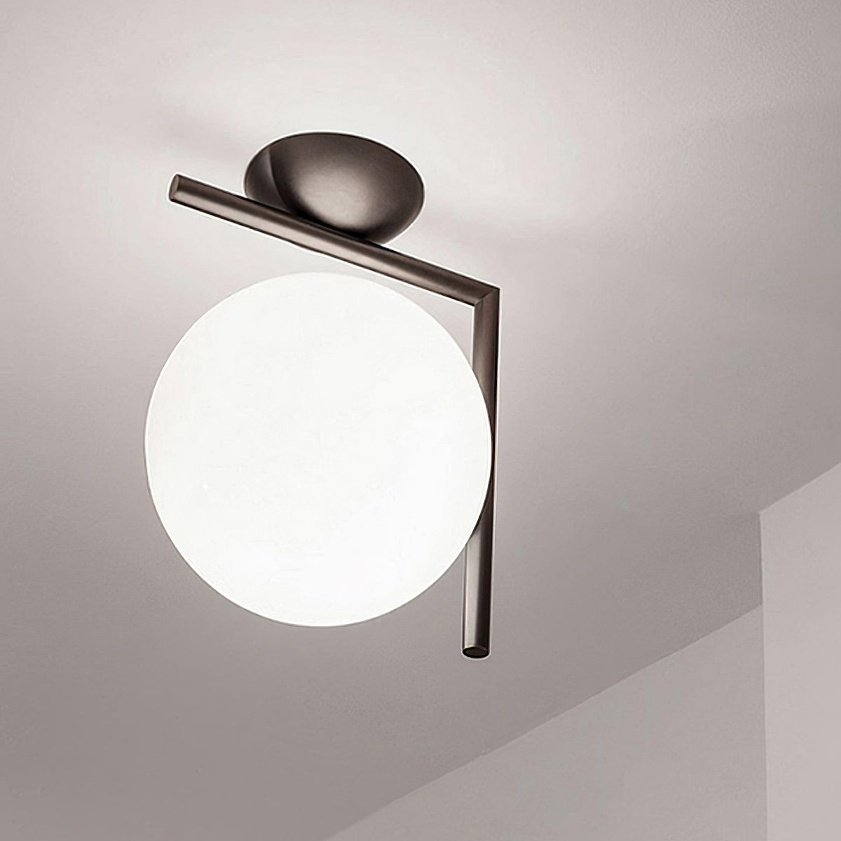 Joanna zeitgenössische minimalistische Opal-geblasene-Glas-Wandleuchte