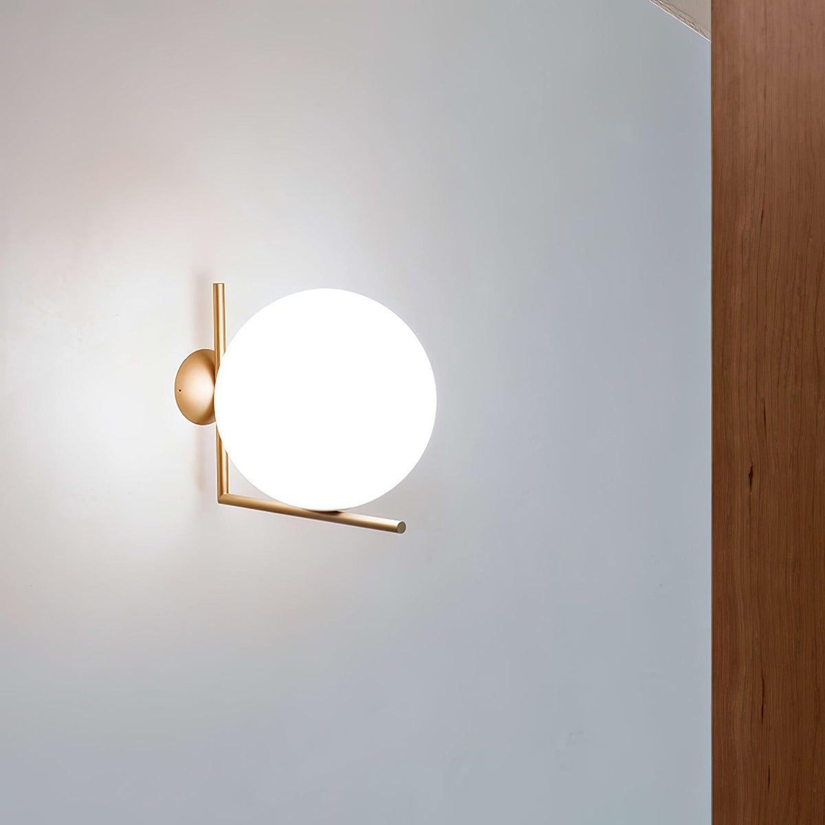 Joanna zeitgenössische minimalistische Opal-geblasene-Glas-Wandleuchte