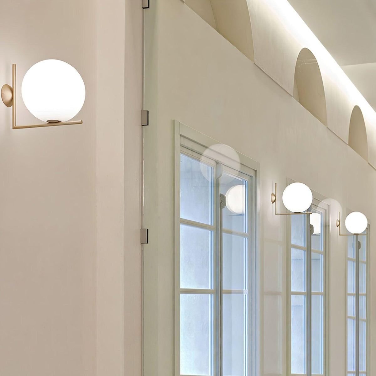 Joanna zeitgenössische minimalistische Opal-geblasene-Glas-Wandleuchte