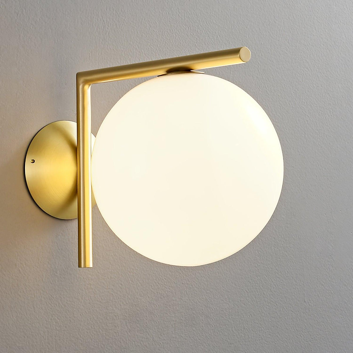 Joanna zeitgenössische minimalistische Opal-geblasene-Glas-Wandleuchte