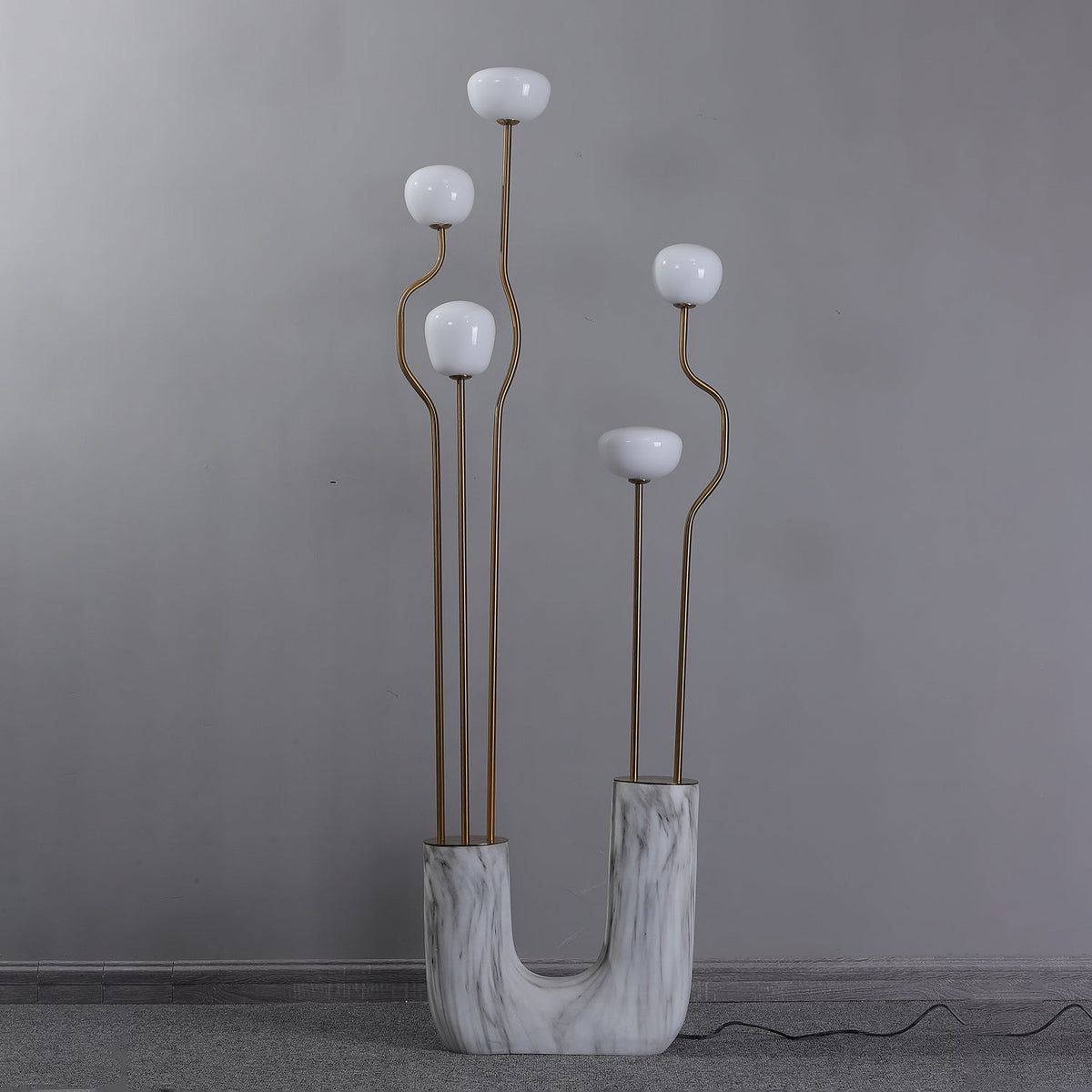 Lumon Stehleuchte aus Marmor und Messing im modernen Stil
