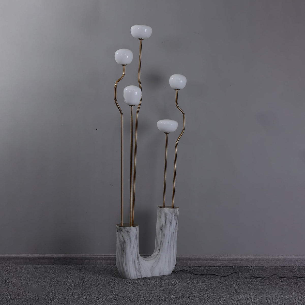 Lumon Stehleuchte aus Marmor und Messing im modernen Stil
