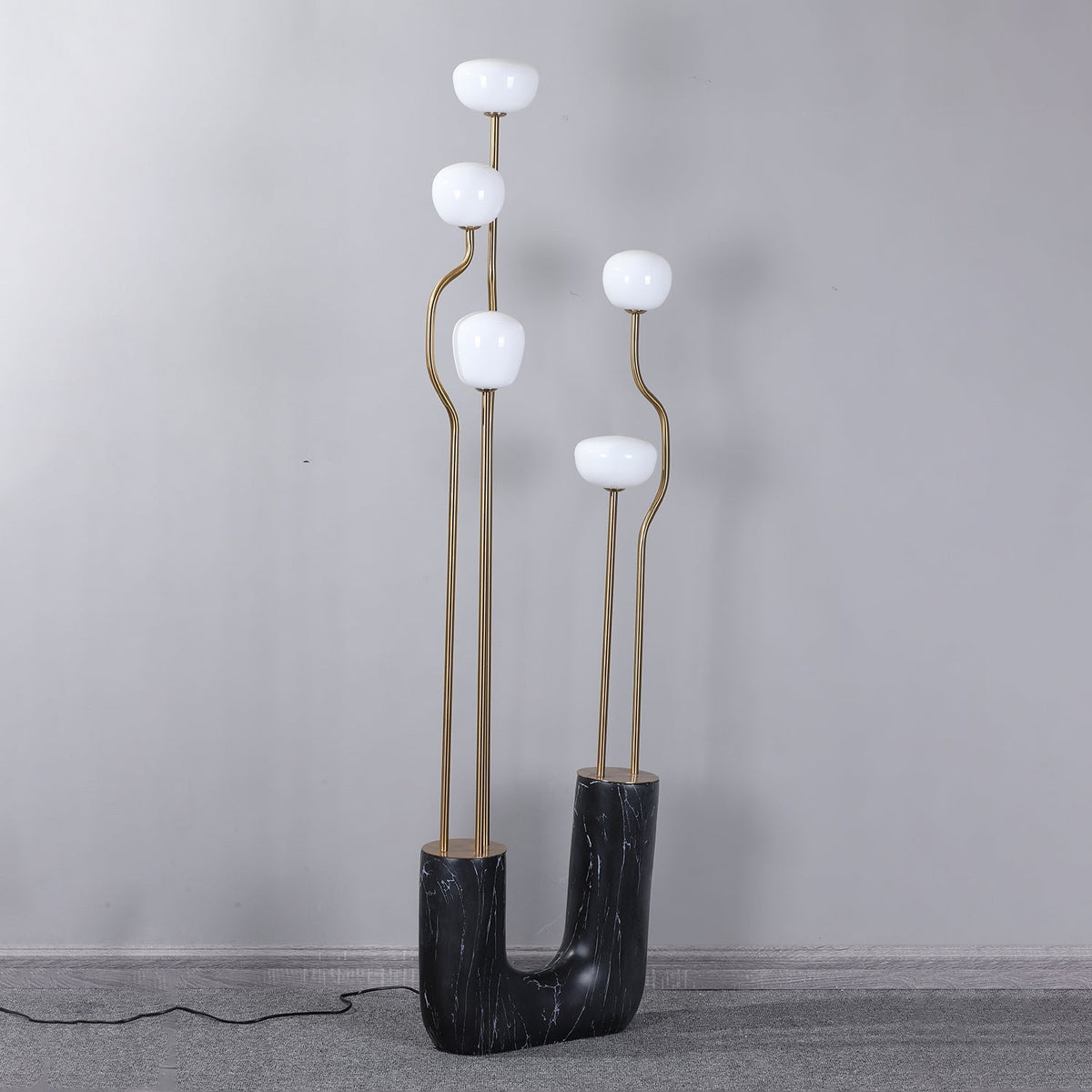 Lumon Stehleuchte aus Marmor und Messing im modernen Stil