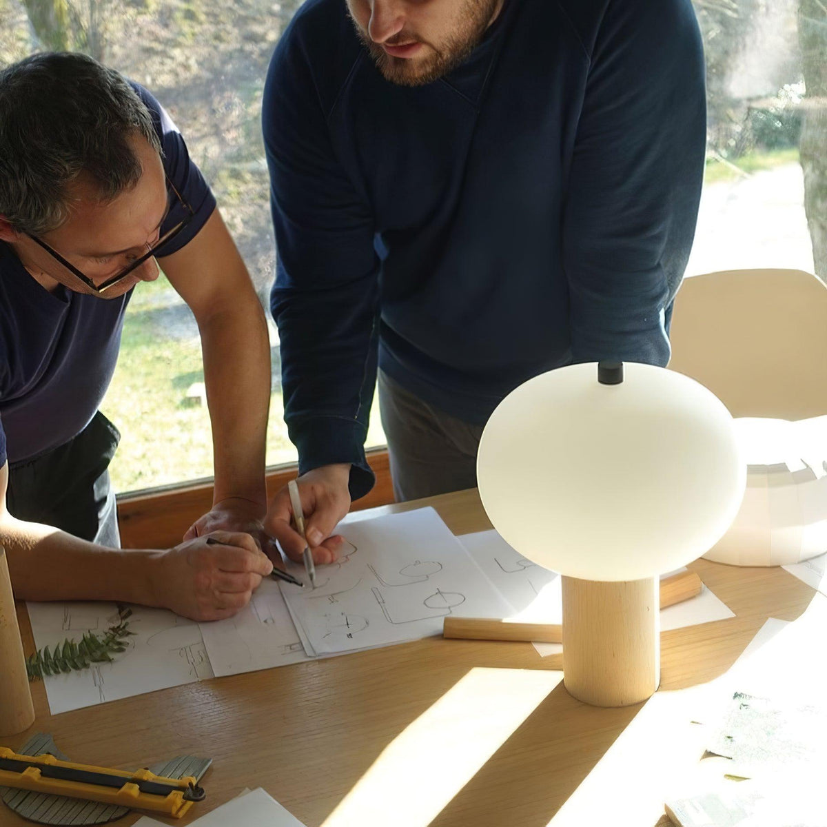 Jaldes Tischleuchte aus Holz und Glas