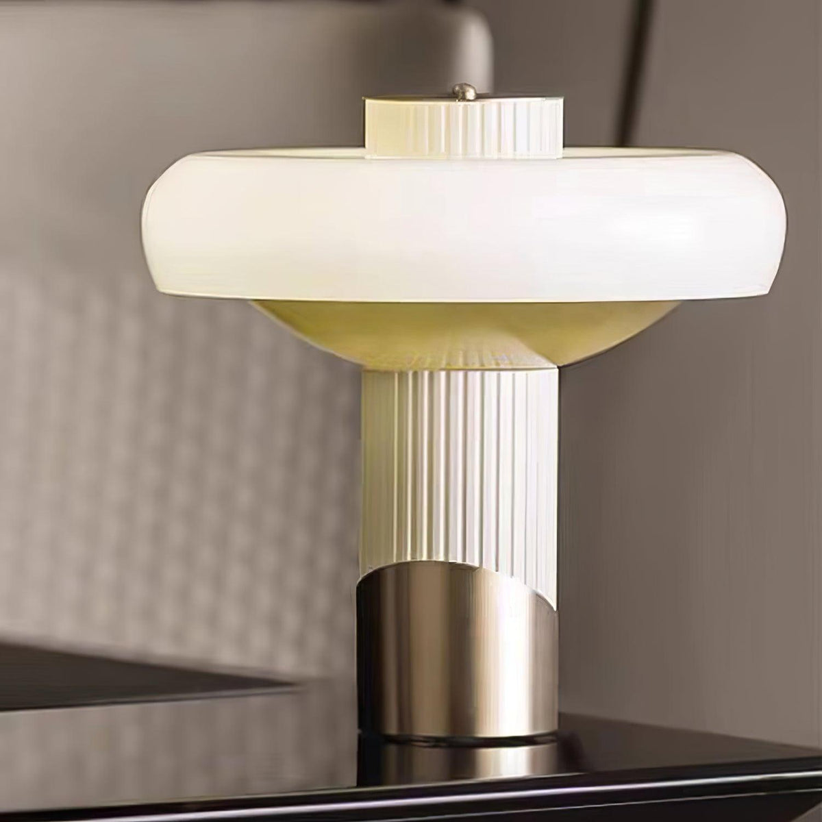 Velisine zeitgenössische Tischleuchte aus Glas