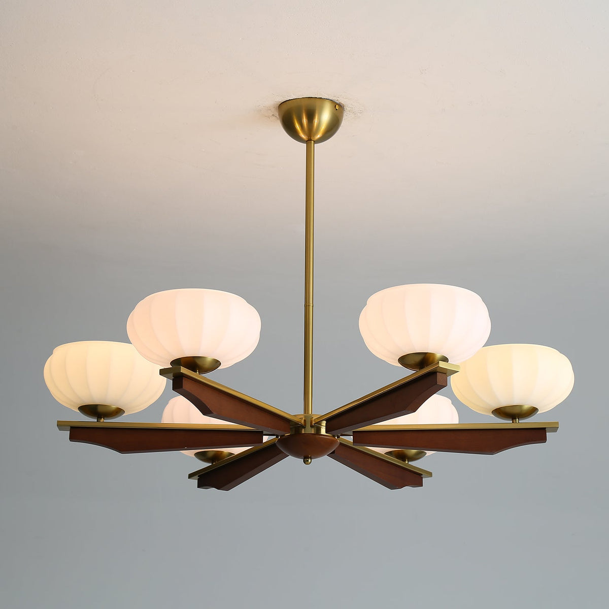 Uzoror Kronleuchter im traditionellen Stil mit Vintage-Holzaufsatz
