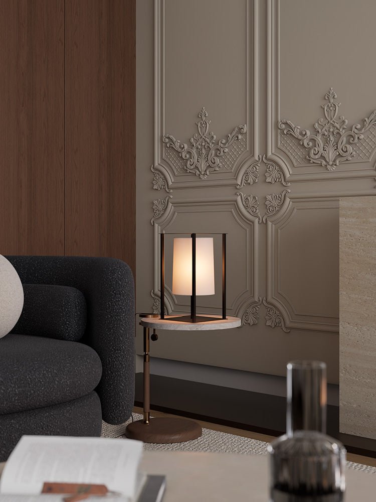 Miraine Käfig-Tischleuchte mit quadratischem Bronze-Rahmen und beigeem Trommelschirm im minimalistischen Wabi-Sabi-Stil