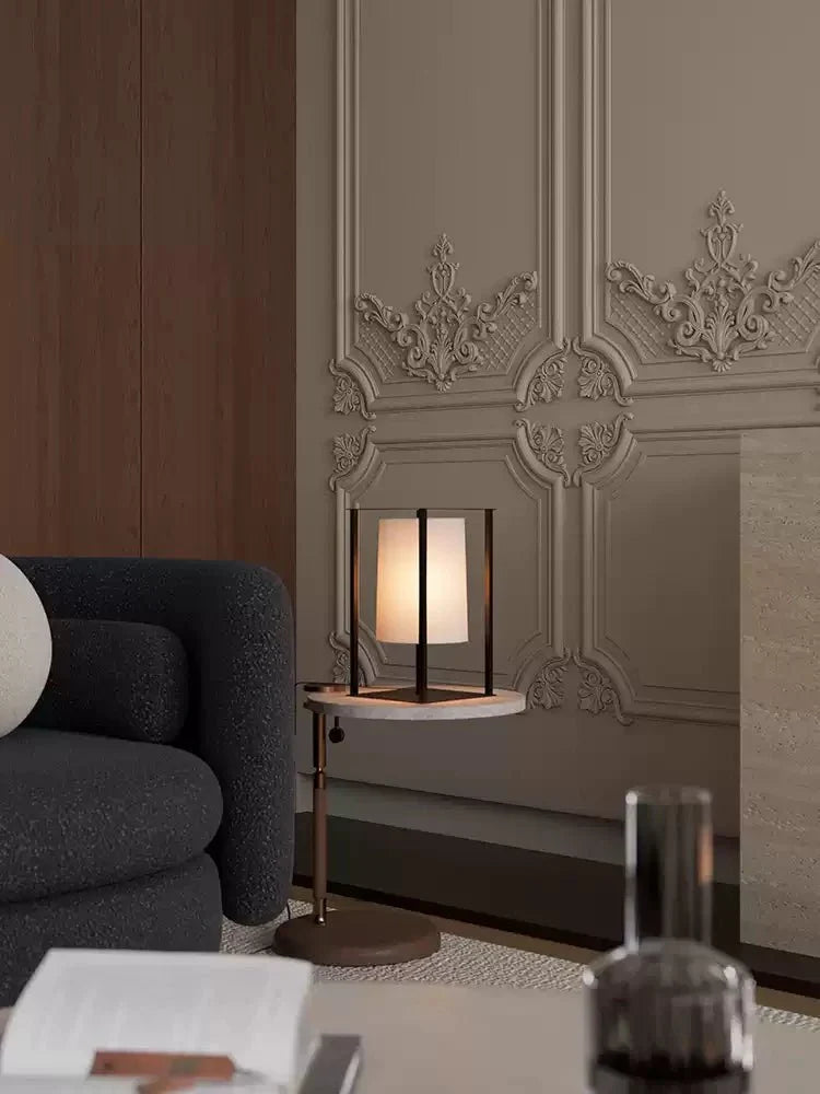 Miraine Käfig-Tischleuchte mit quadratischem Bronze-Rahmen und beigeem Trommelschirm im minimalistischen Wabi-Sabi-Stil