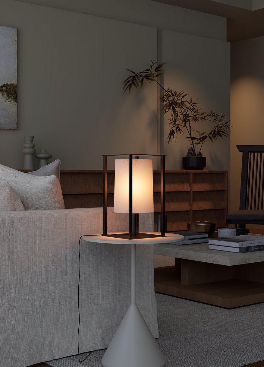 Miraine Käfig-Tischleuchte mit quadratischem Bronze-Rahmen und beigeem Trommelschirm im minimalistischen Wabi-Sabi-Stil