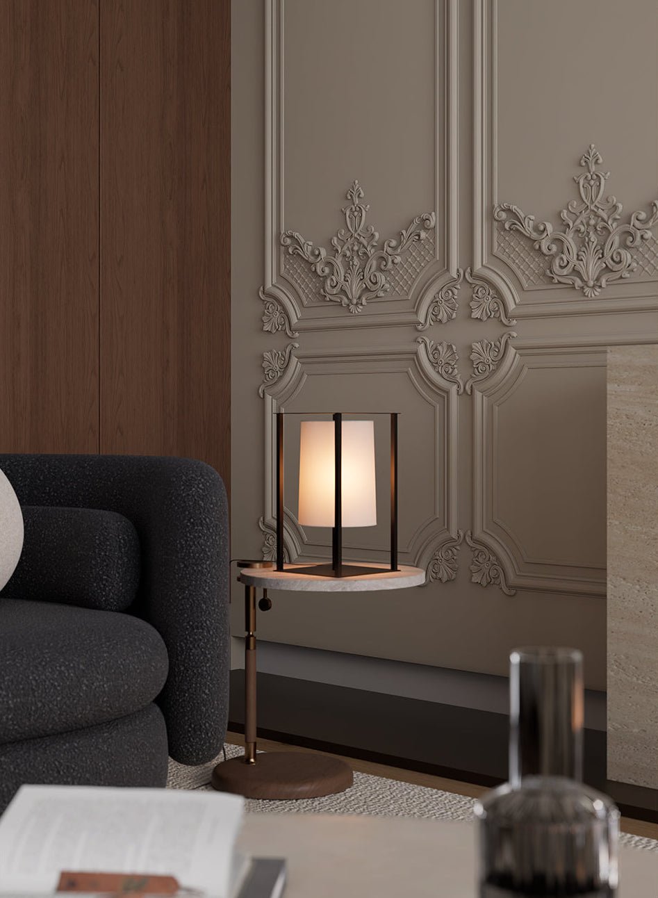 Miraine Käfig-Tischleuchte mit quadratischem Bronze-Rahmen und beigeem Trommelschirm im minimalistischen Wabi-Sabi-Stil