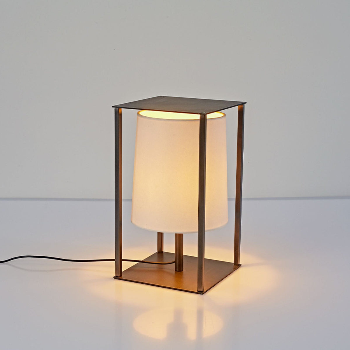 Miraine Käfig-Tischleuchte mit quadratischem Bronze-Rahmen und beigeem Trommelschirm im minimalistischen Wabi-Sabi-Stil