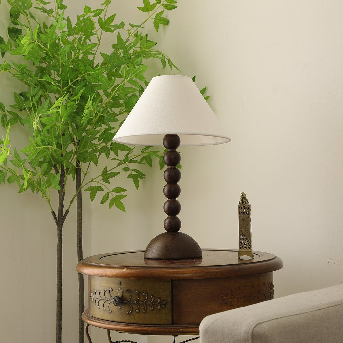 Lennox Tischleuchte aus Holz und Stoff im eleganten Design