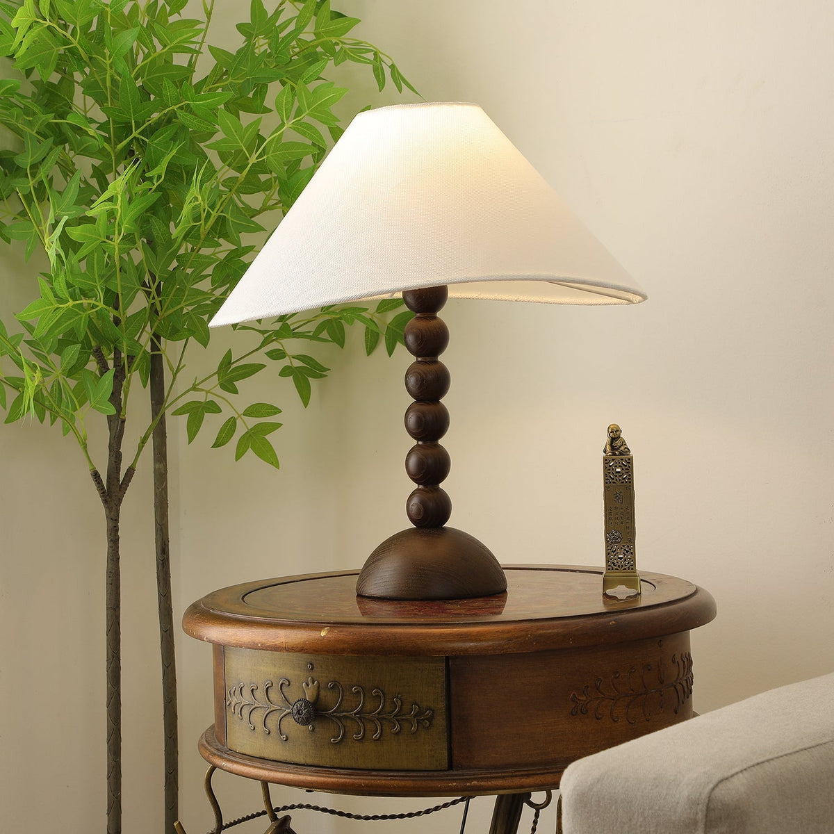 Lennox Tischleuchte aus Holz und Stoff im eleganten Design