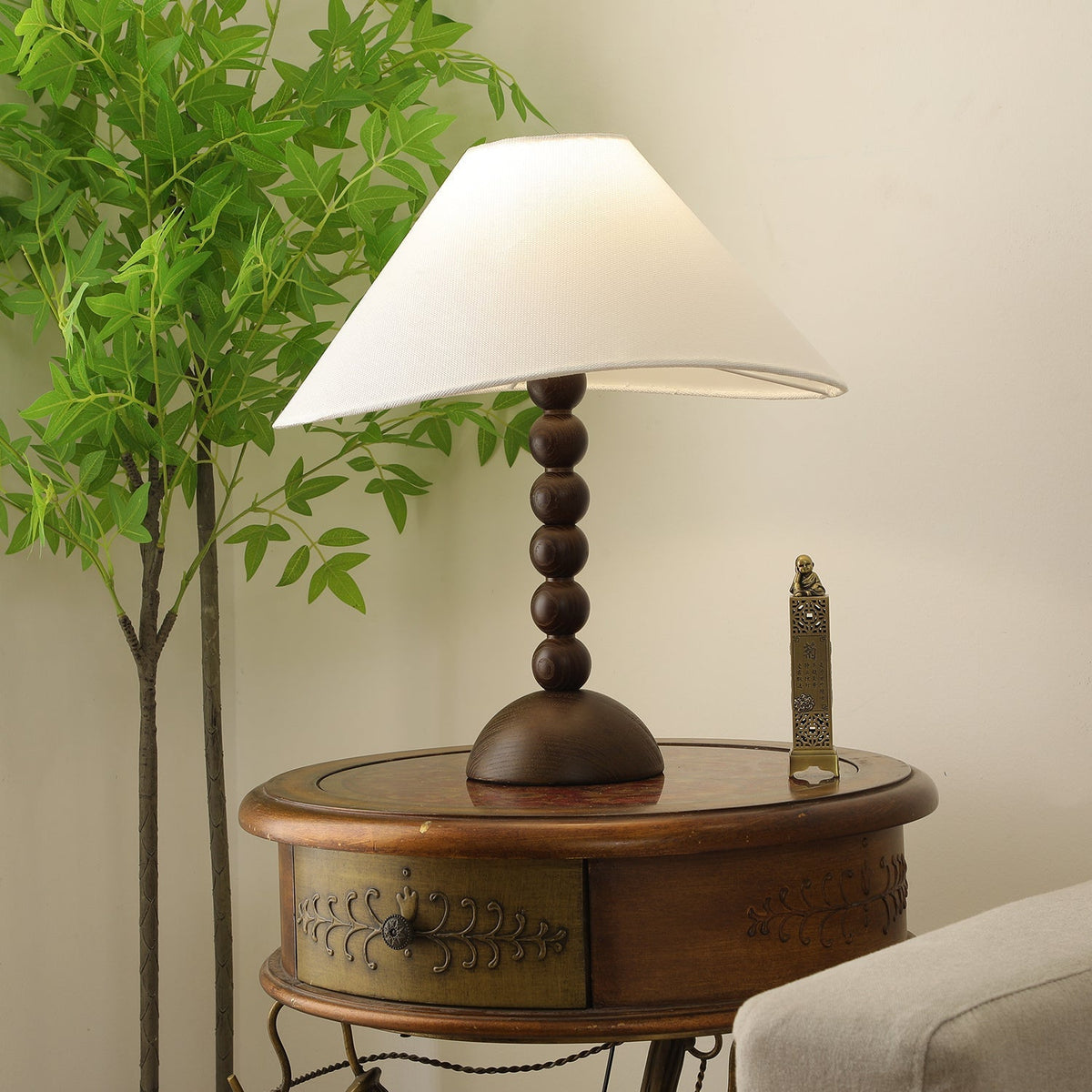 Lennox Tischleuchte aus Holz und Stoff im eleganten Design