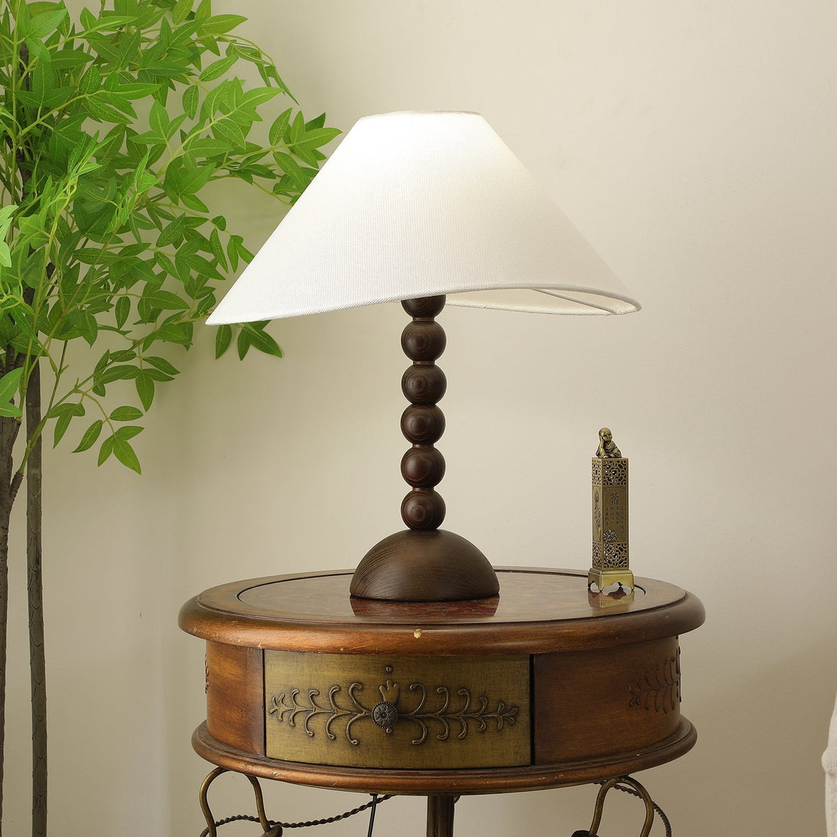 Lennox Tischleuchte aus Holz und Stoff im eleganten Design