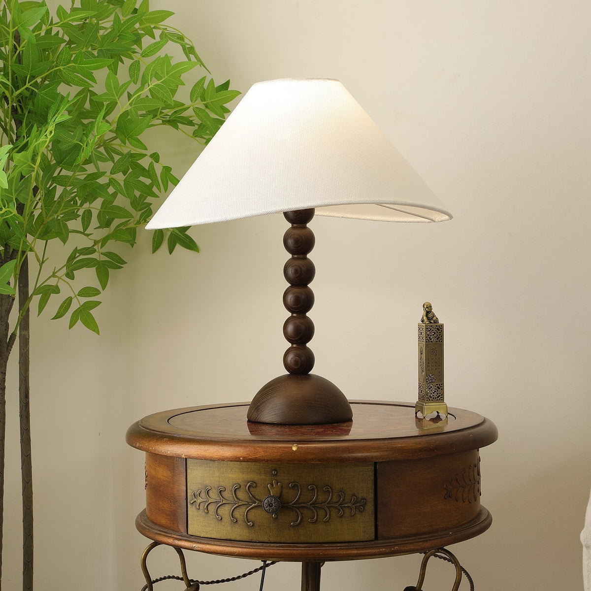 Lennox Tischleuchte aus Holz und Stoff im eleganten Design