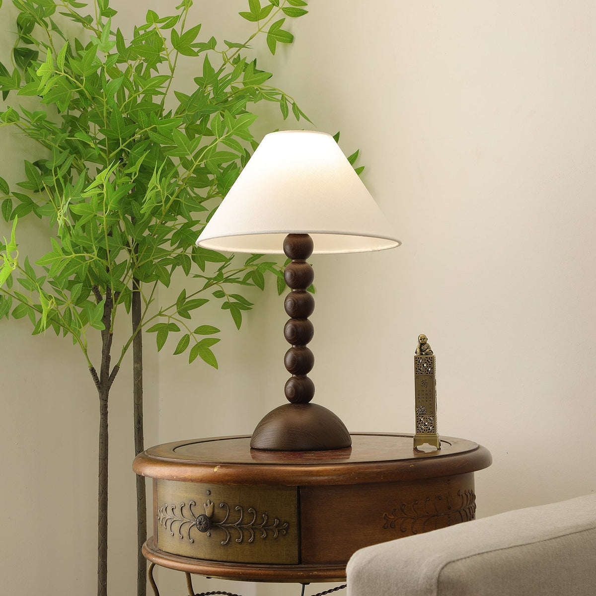 Lennox Tischleuchte aus Holz und Stoff im eleganten Design