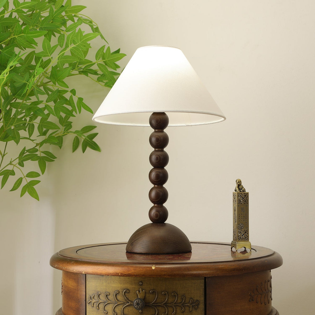Lennox Tischleuchte aus Holz und Stoff im eleganten Design