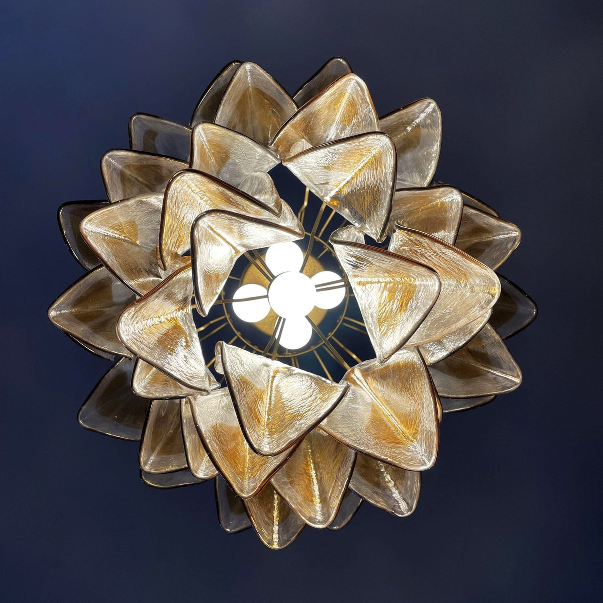 Vild Kronleuchter Isabella Gold Petal Layered