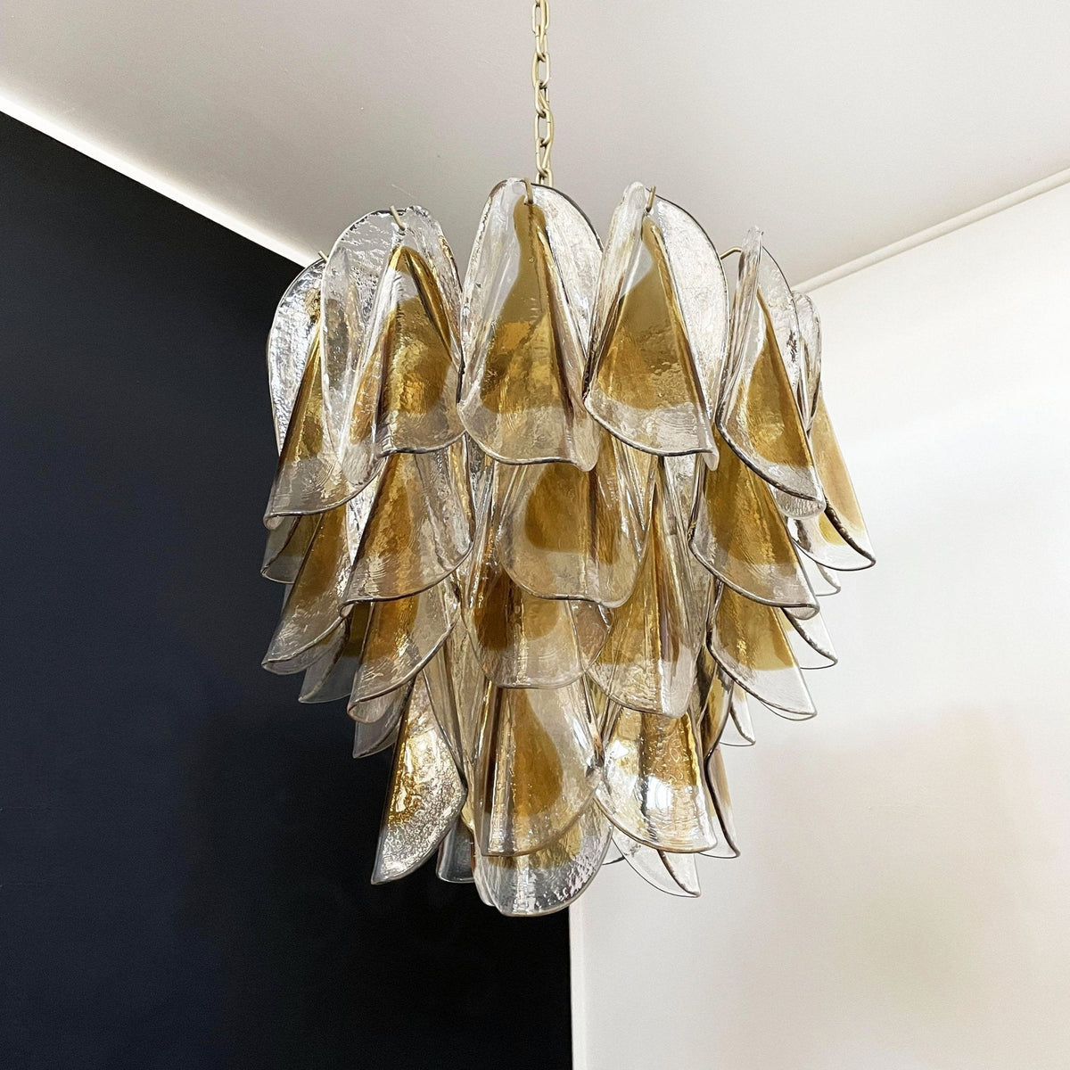 Vild Kronleuchter Isabella Gold Petal Layered