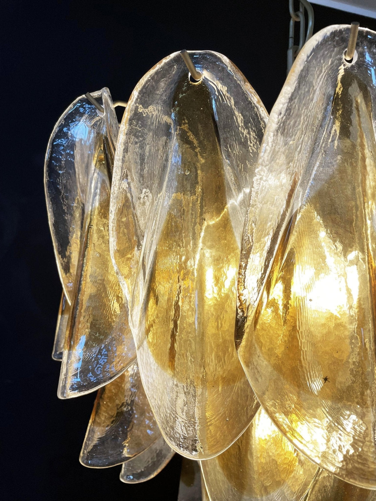 Vild Kronleuchter Isabella Gold Petal Layered