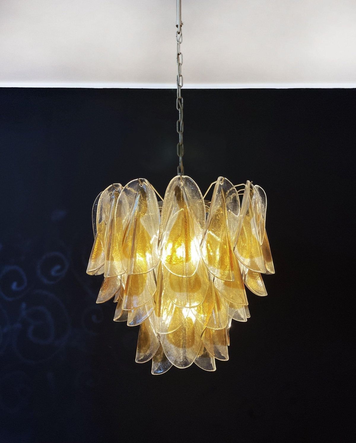 Vild Kronleuchter Isabella Gold Petal Layered