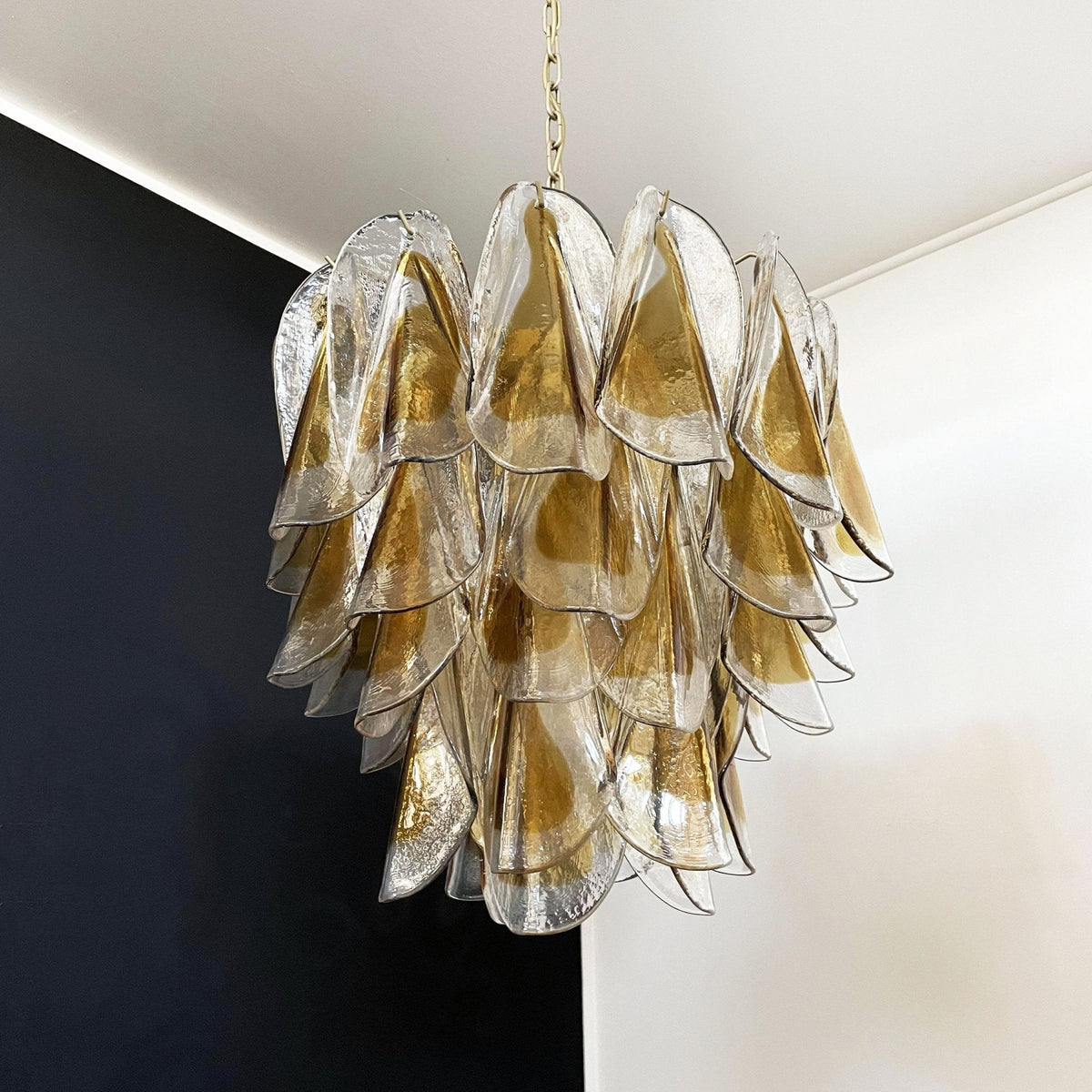 Vild Kronleuchter Isabella Gold Petal Layered