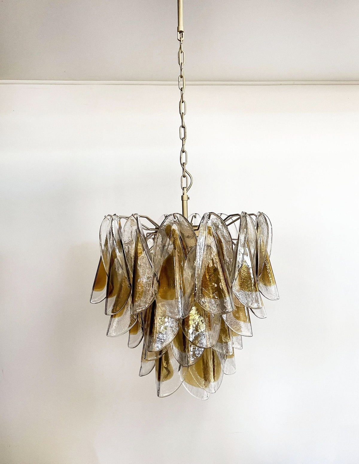 Vild Kronleuchter Isabella Gold Petal Layered