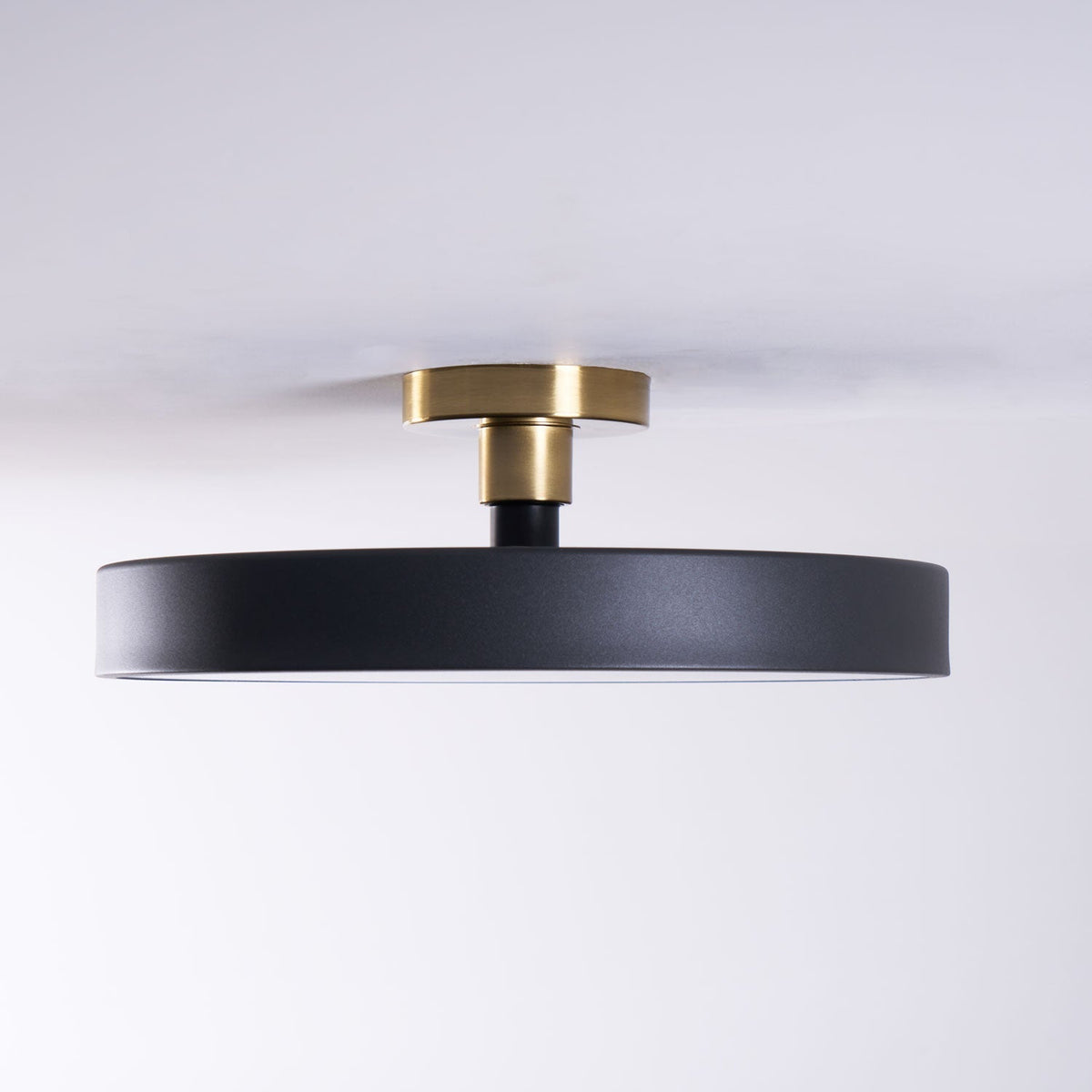 Aureiella flache Deckenleuchte Schwarz und Gold moderne Ausführung