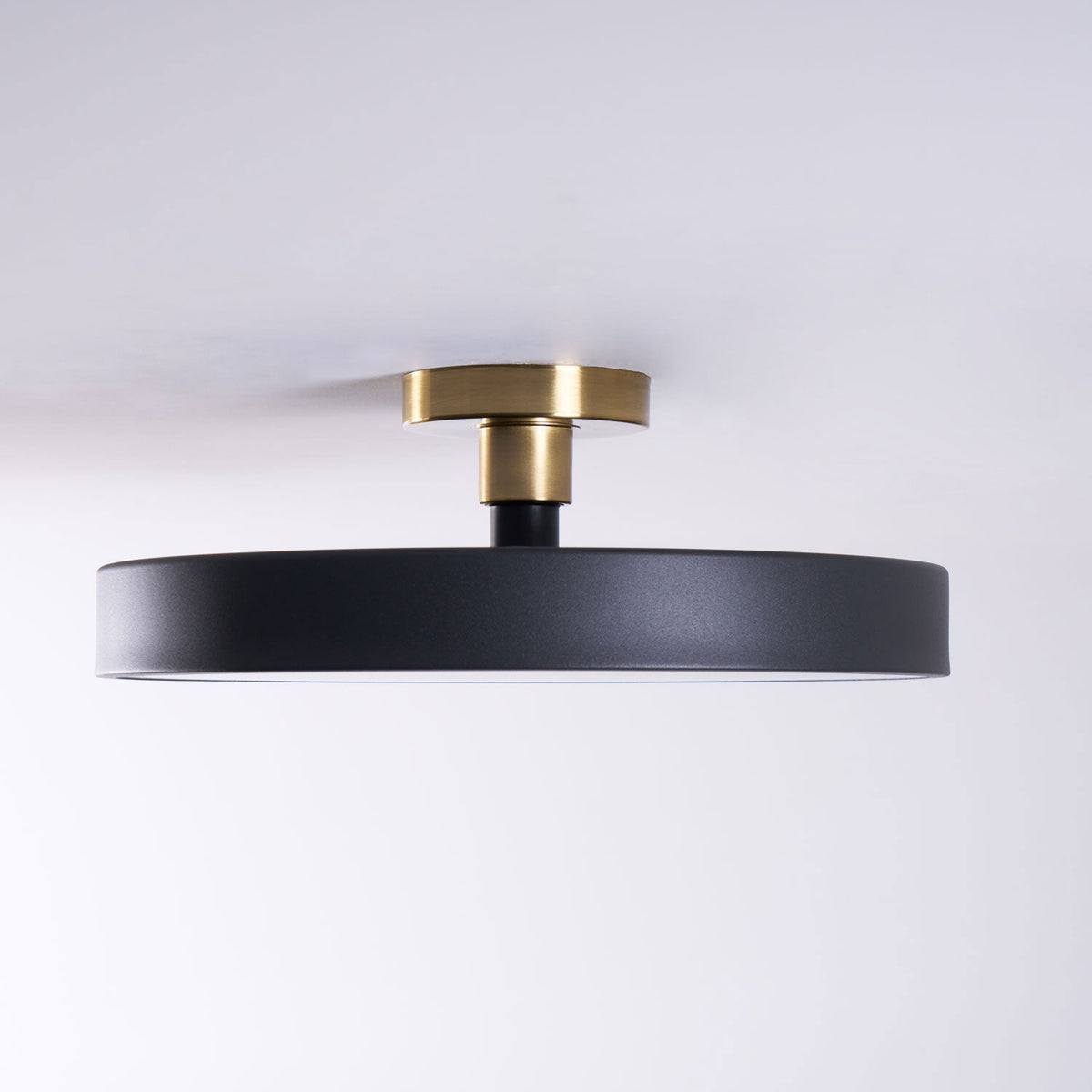 Aureiella flache Deckenleuchte Schwarz und Gold moderne Ausführung