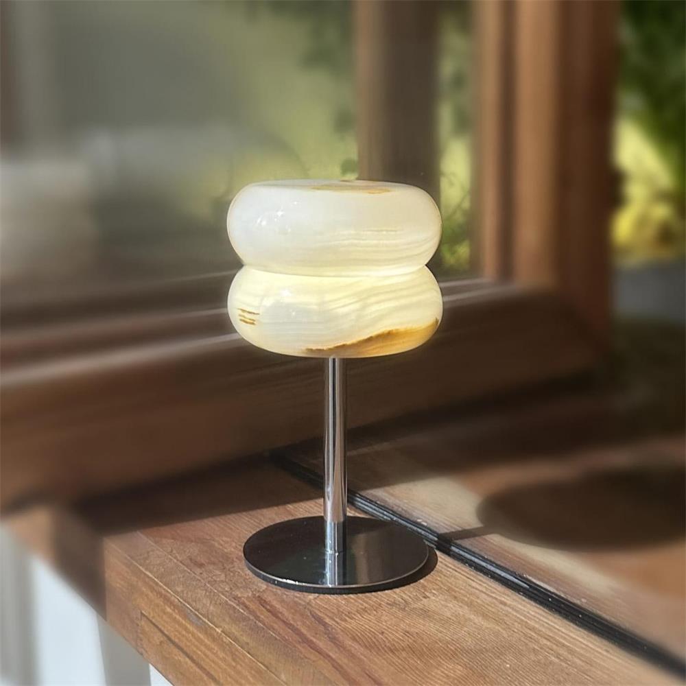 Nivaraine Tischleuchte aus Alabaster in Donut-Form