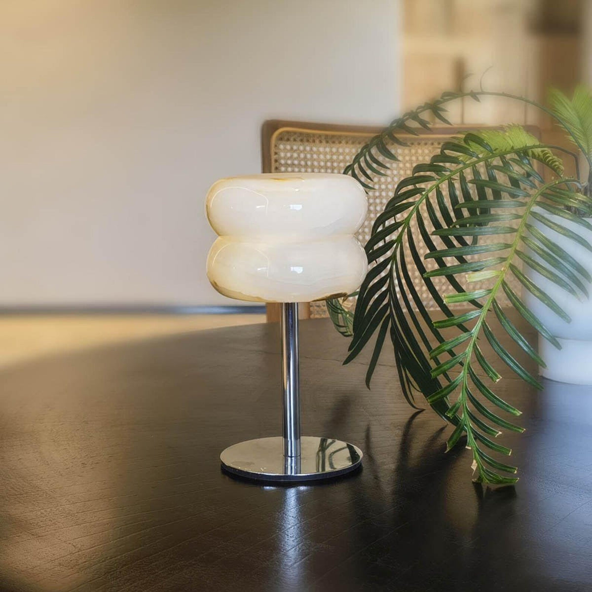 Nivaraine Tischleuchte aus Alabaster in Donut-Form