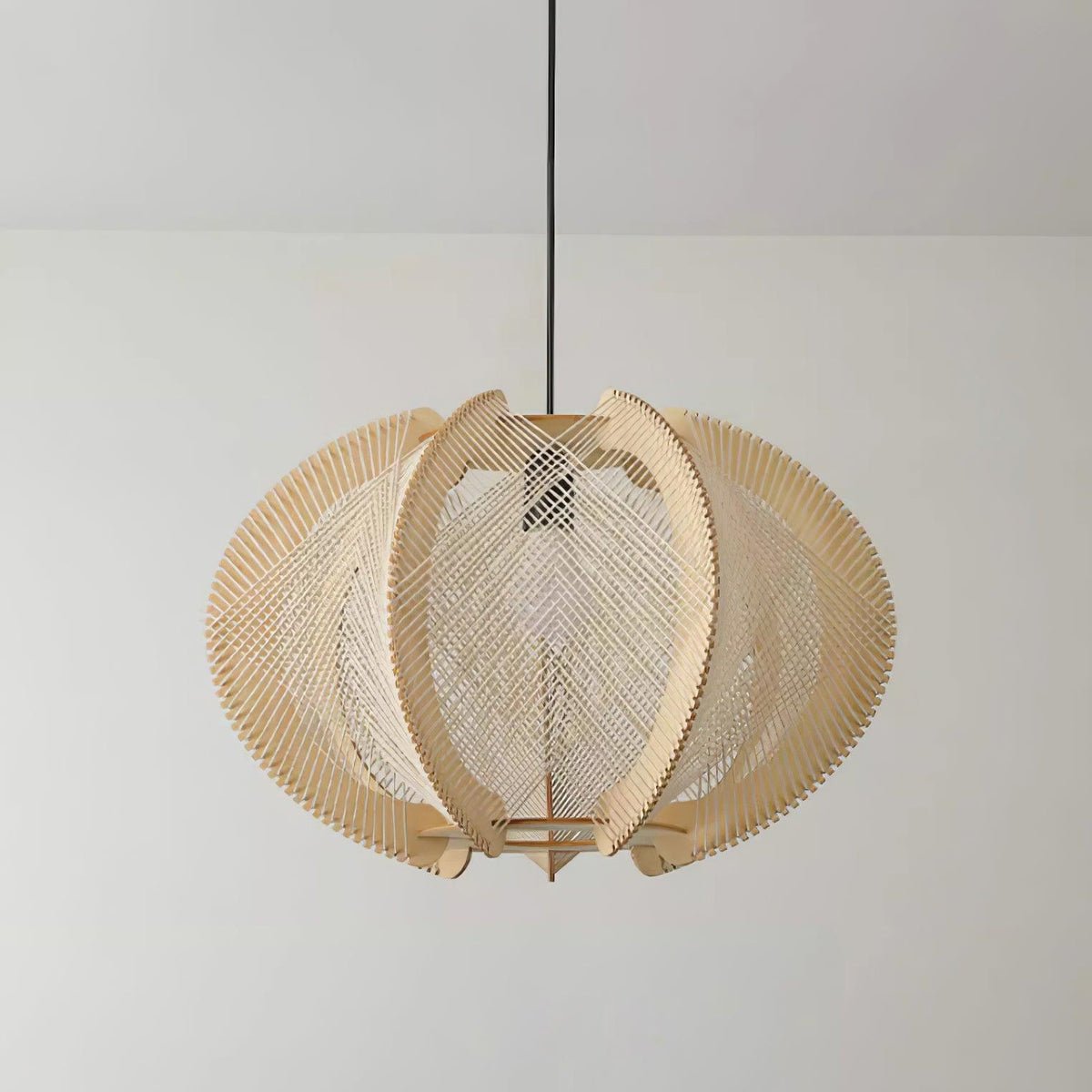 Vanto Pendelleuchte mit Stoff-Lampenschirm, Holzrahmen und Draht-Details