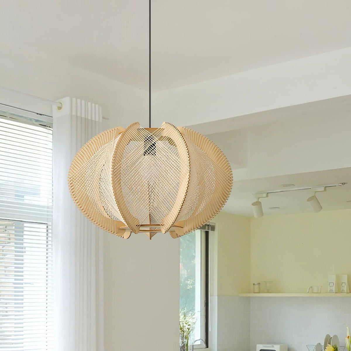 Vanto Pendelleuchte mit Stoff-Lampenschirm, Holzrahmen und Draht-Details