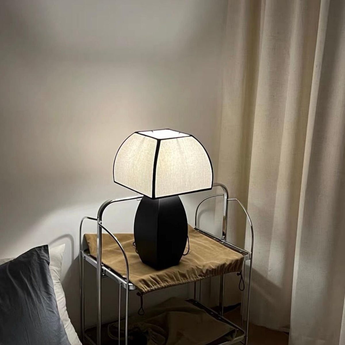 Alux Minimalistische Tischleuchte aus Stoff