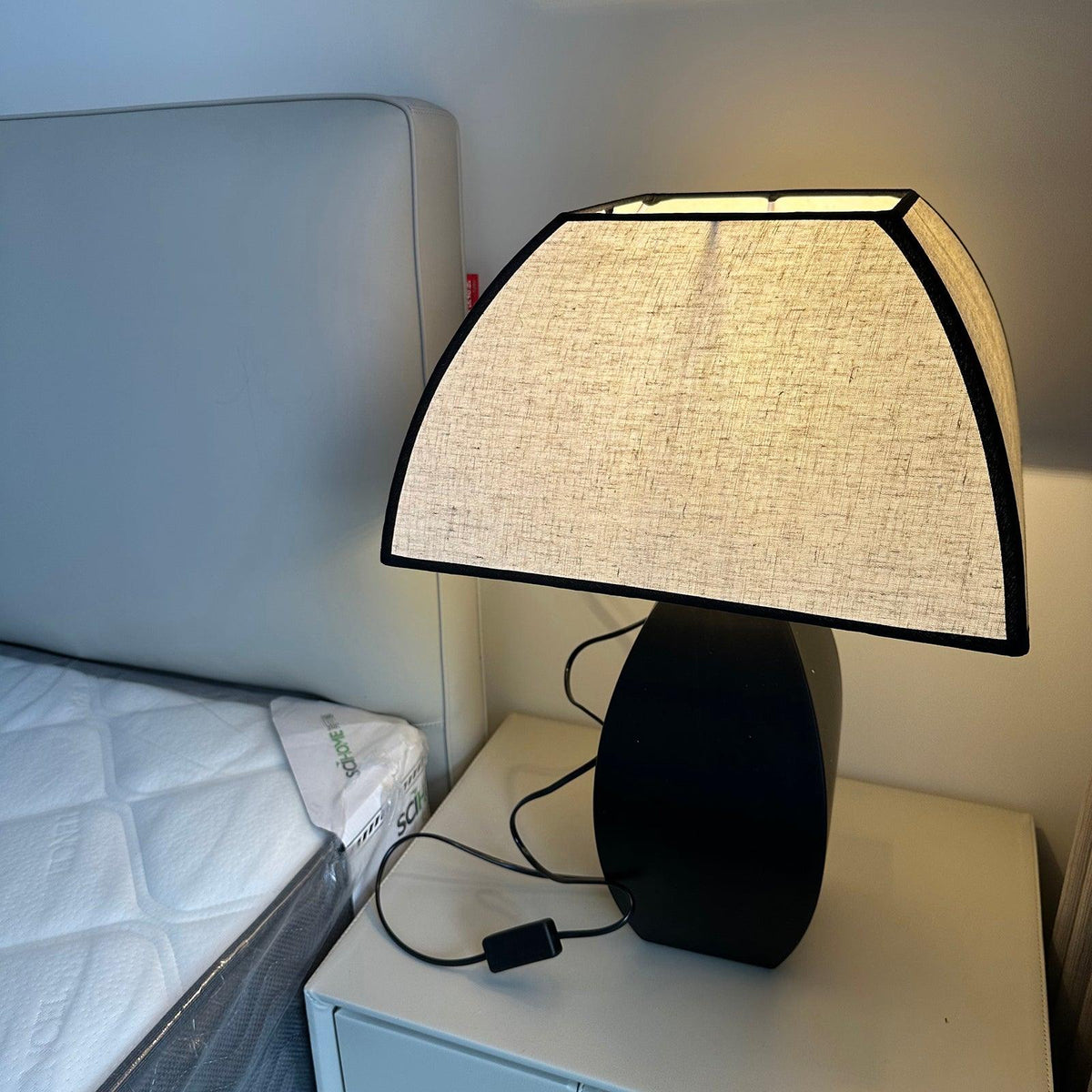 Alux Minimalistische Tischleuchte aus Stoff