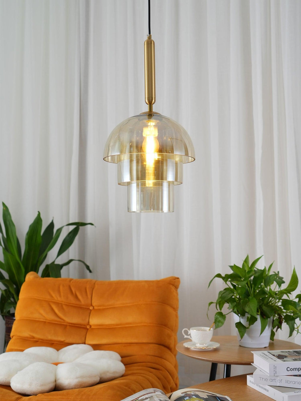 Renley Pendelleuchte aus Glas Cognac Kugel Messing Mid-Century-Stil