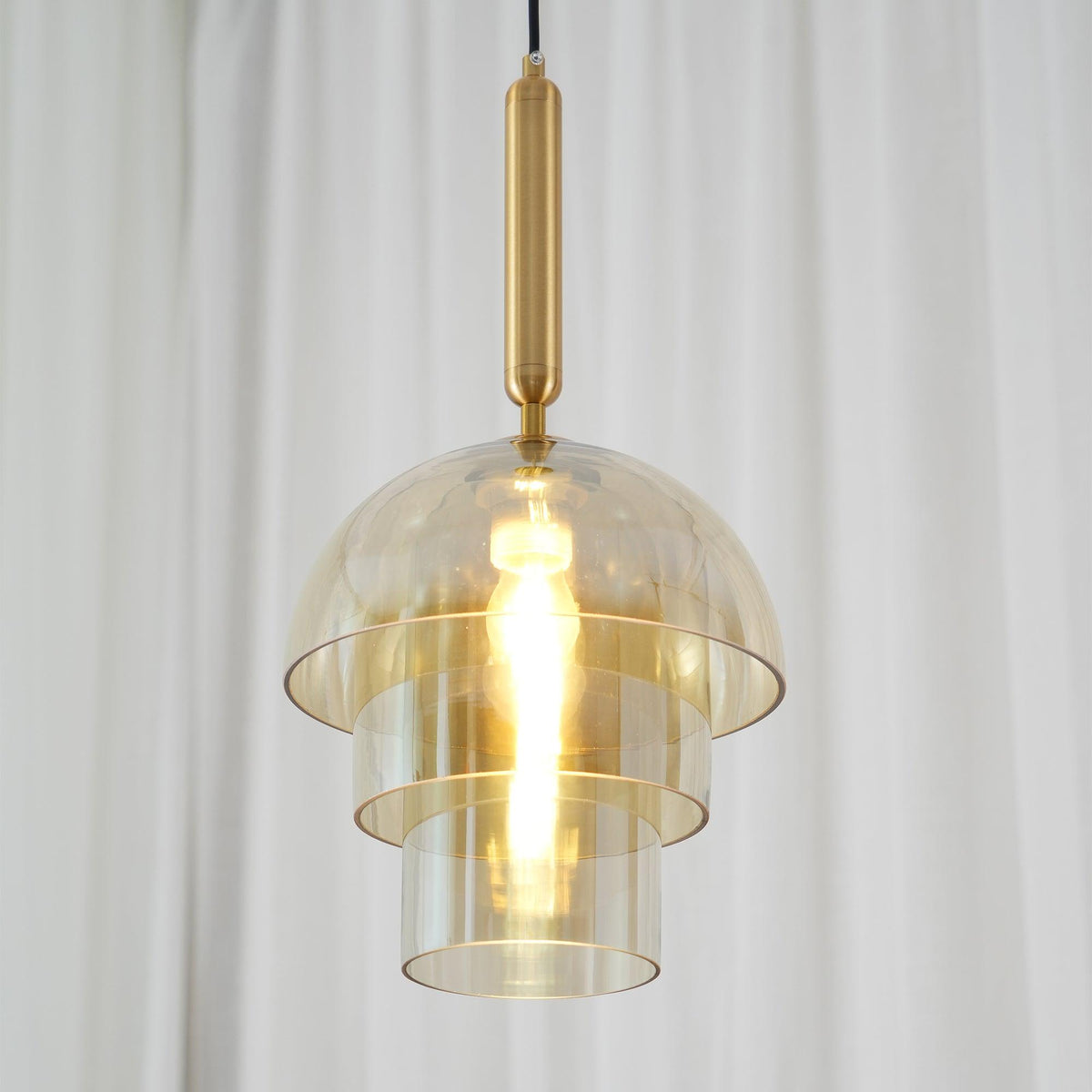 Renley Pendelleuchte aus Glas Cognac Kugel Messing Mid-Century-Stil
