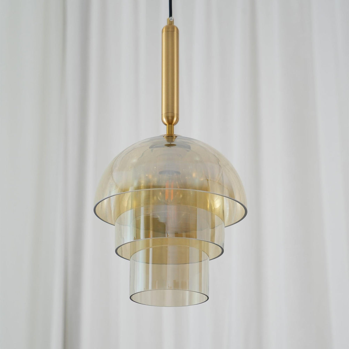 Renley Pendelleuchte aus Glas Cognac Kugel Messing Mid-Century-Stil
